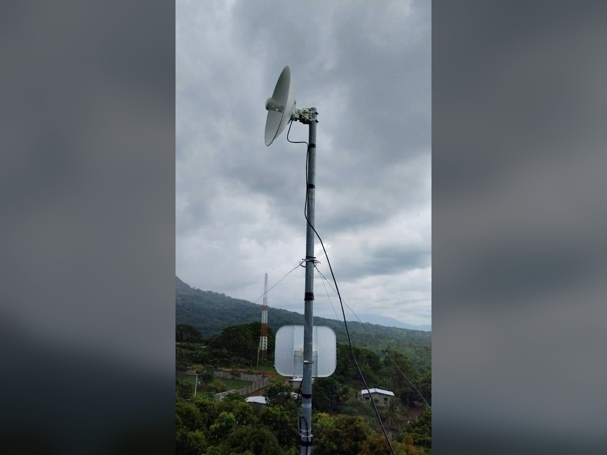 Instalación real de enlace inalámbrico de Konekta Networks en una torre sobre paisaje montañoso