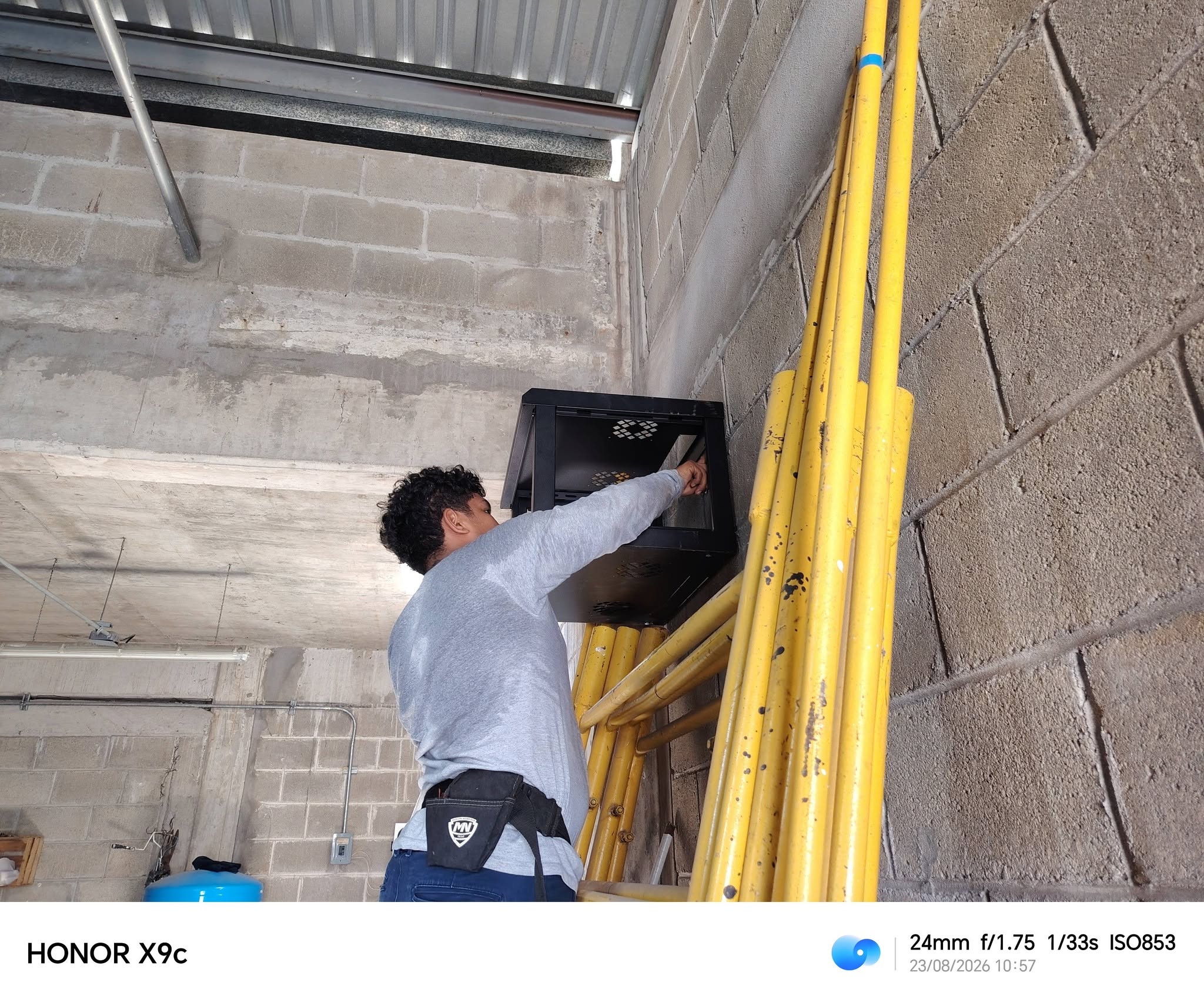 Gabinete de comunicaciones instalado en pared